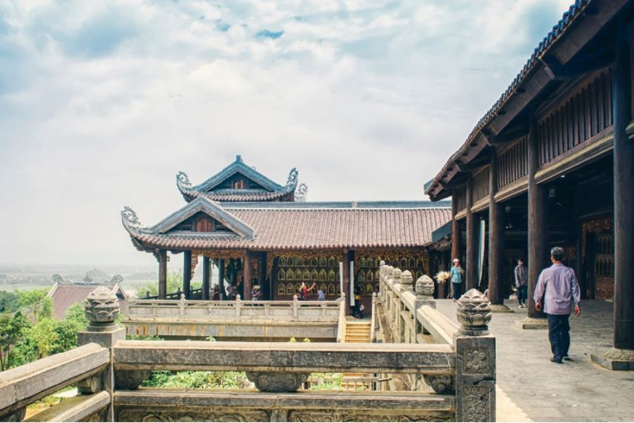 Climb To Bai Dinh Pagoda From Trang An