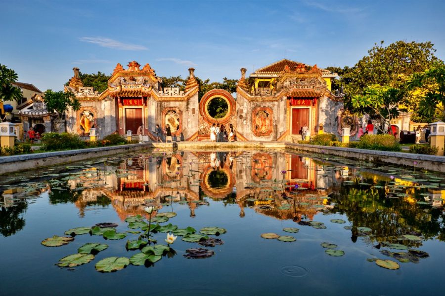 Ba Mu Temple Gate in Hoi an