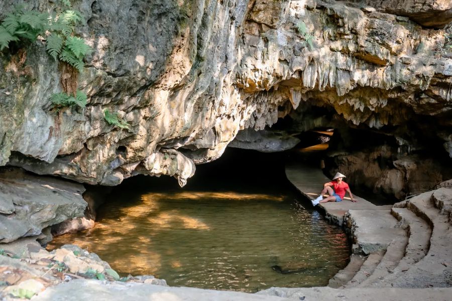 Buddha Cave (Dong Tien Ca) in Thung Nham bird park