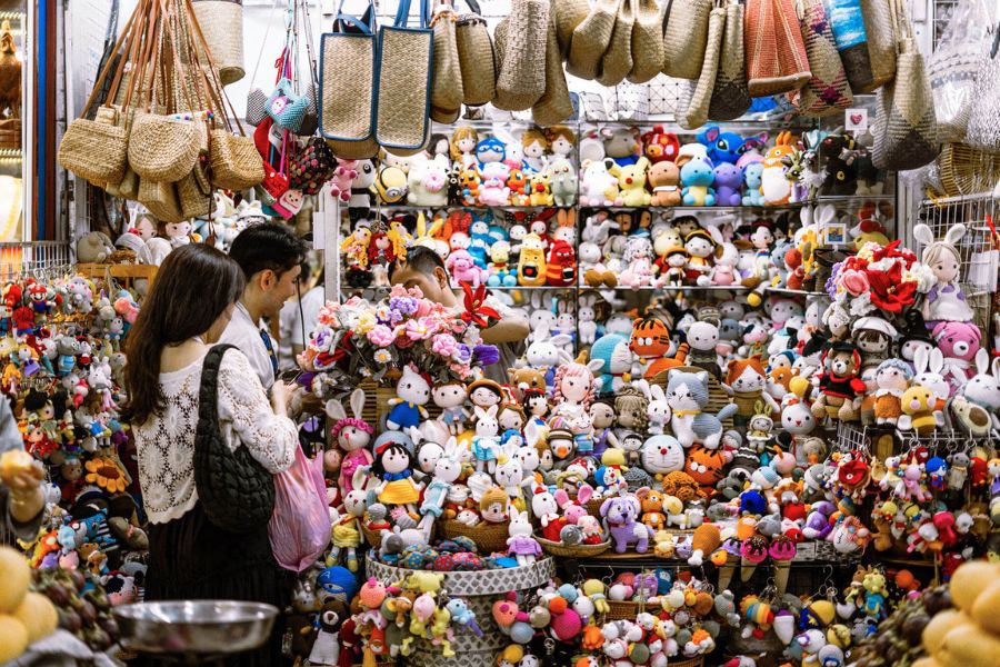 Buy Local Specialties And Souvenirs in the Han market