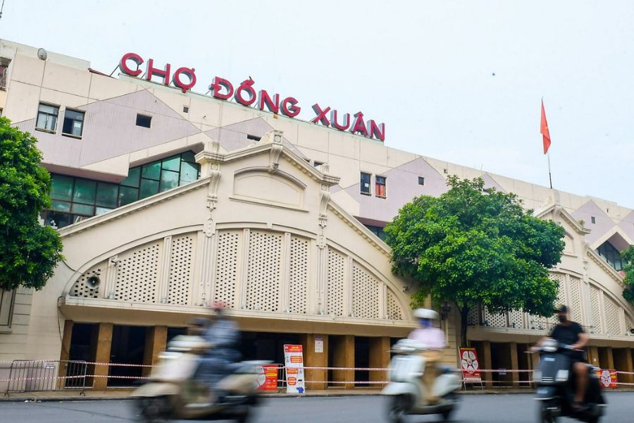 Cho Dong Xuan in Hanoi
