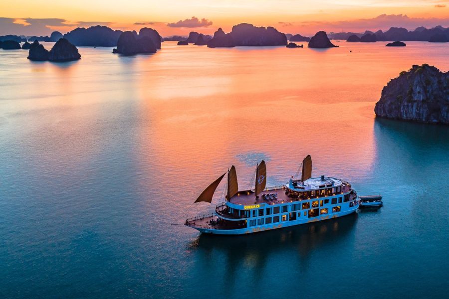 Cruise Through Bai Tu Long Bay