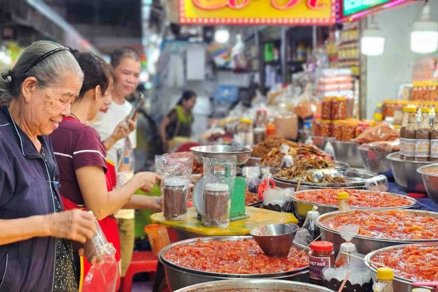 Da Nang Central Market gathers food, clothing, household goods