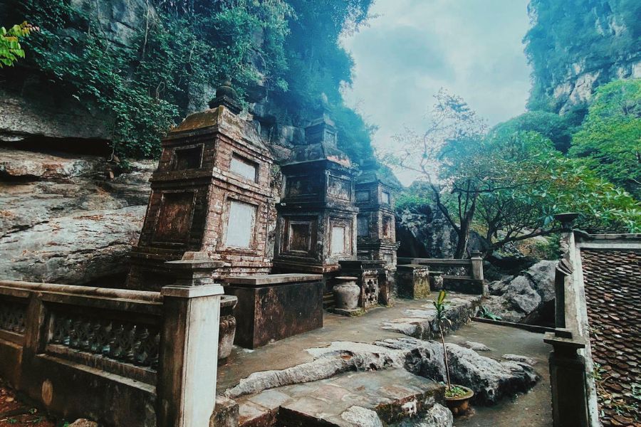 Dark cave is a dry caves in Tam Coc (3)