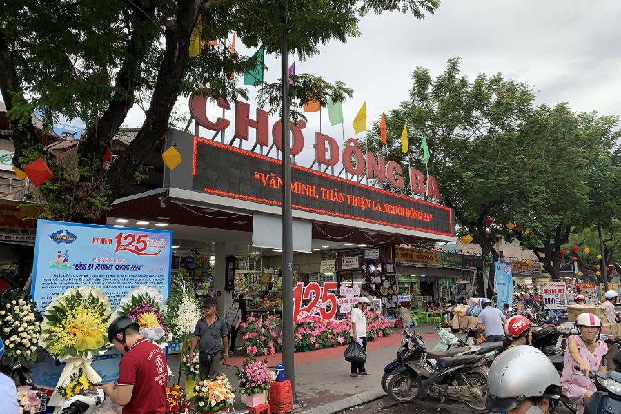 Dong Ba Market from the outside