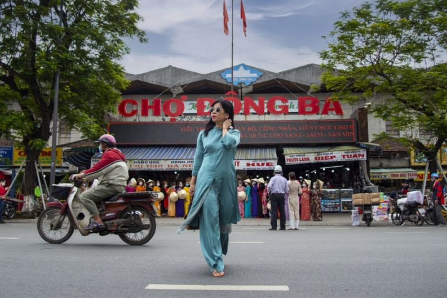 Dong Da Market is situated near the Han River