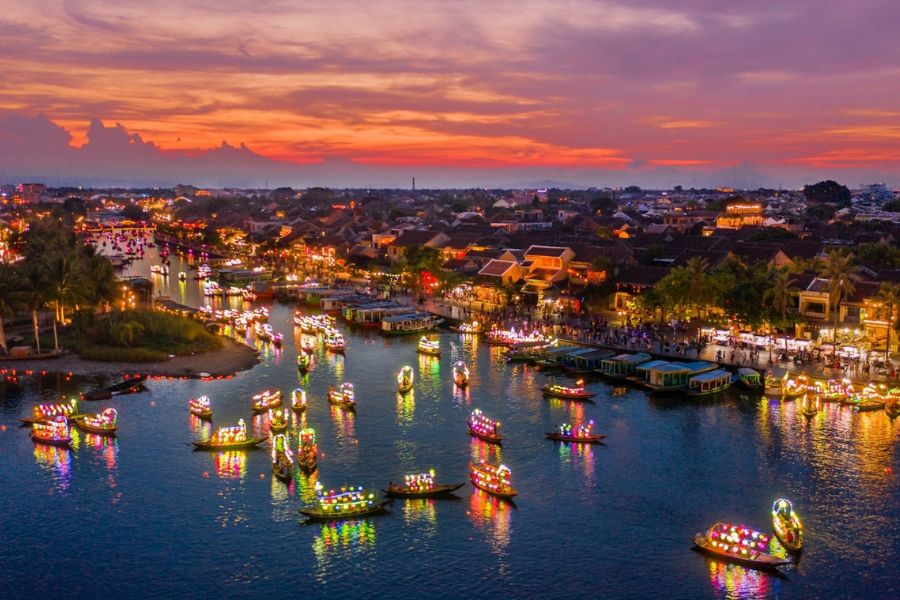 Enjoy the Lantern Festival on the Hoai River