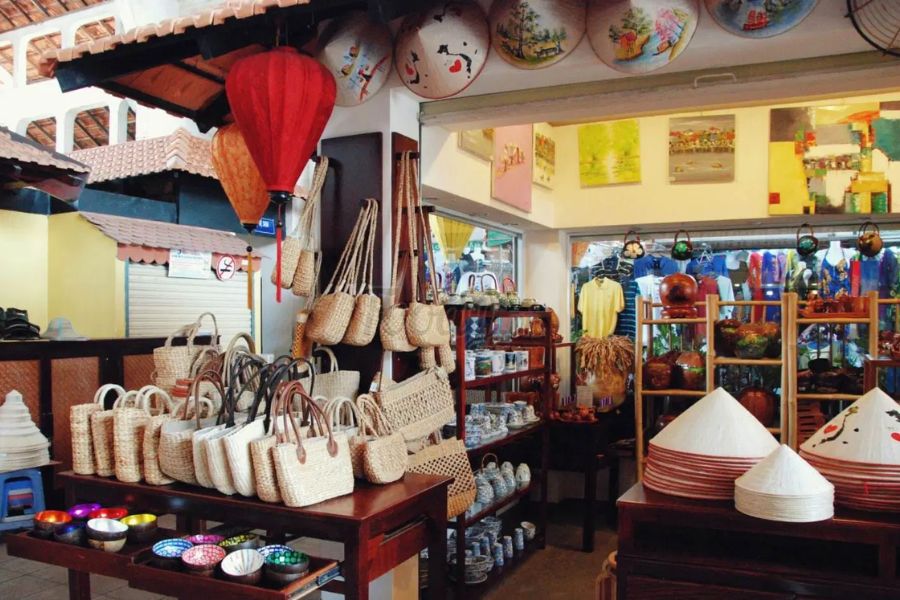 Exclusive Souvenirs in Con Market