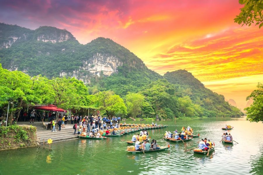 Explore Tam Coc - Bich Dong By Boat