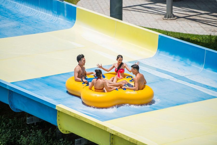 Fun activity in Pham Van Dong beach