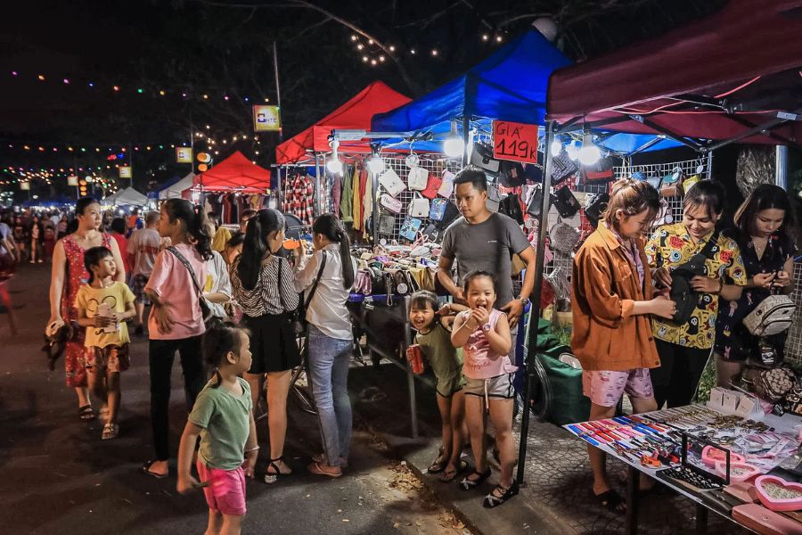 Hoa Khanh Market is busy with locals