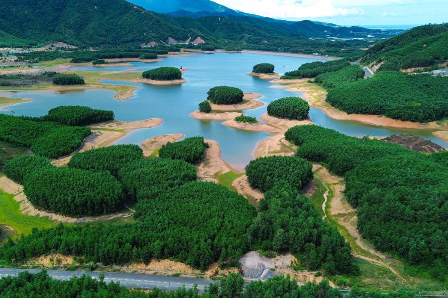 Hoa Trung Lake is a hidden and mysterious gem
