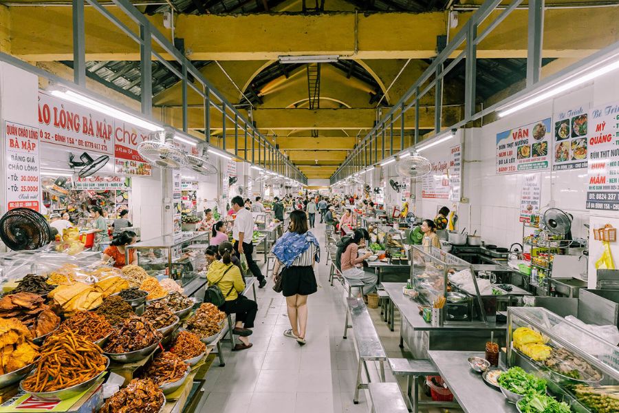 Indoor Food Court in Con Market (2)