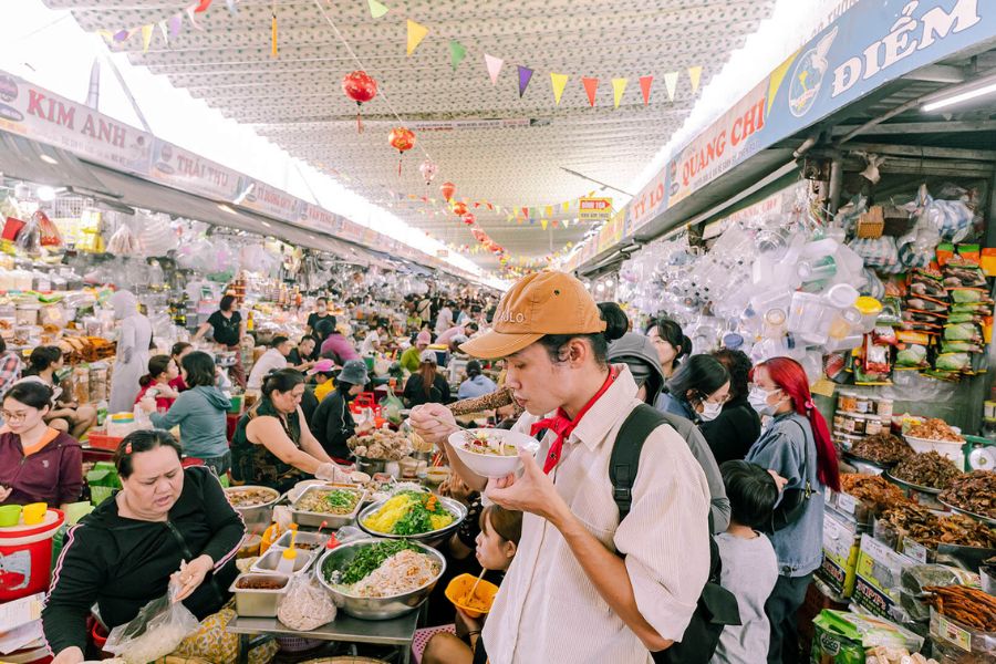 Indoor Food Court in Con Market