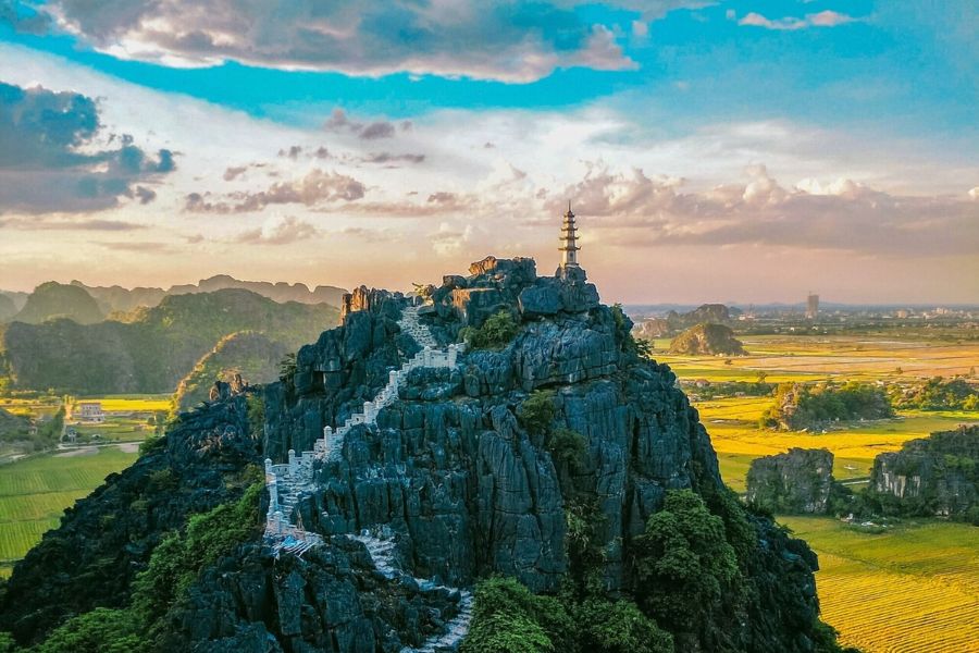 Ninh Binh is a beautiful province in northern Vietnam