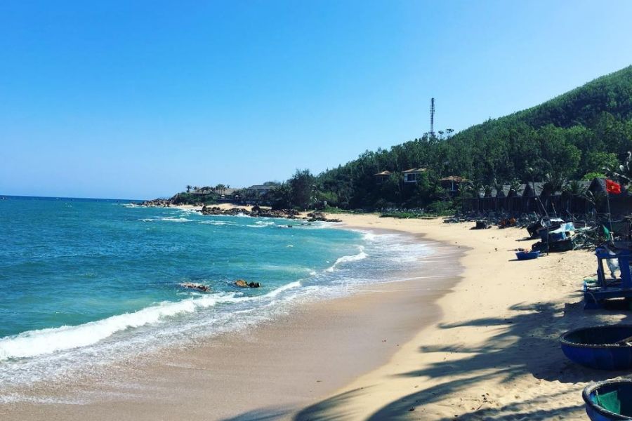 Refresh In The Crystal-Clear Waters of Tien Sa Beach