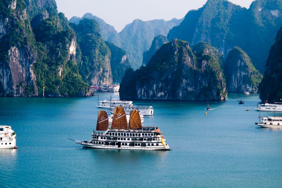 Relax On A Cruise Ship on ha long bay (2)