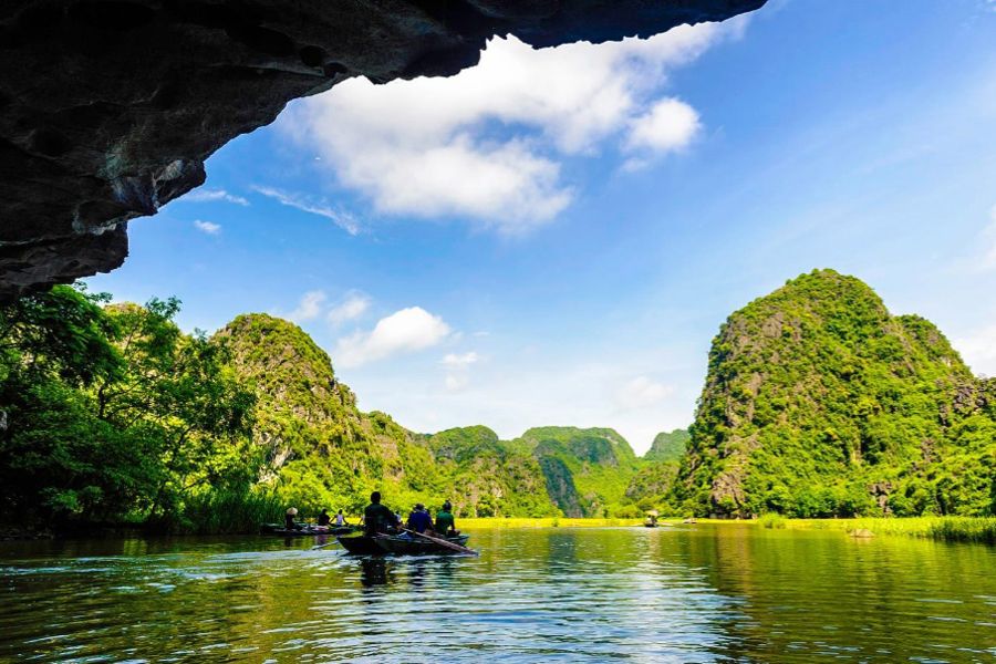Sail Through Xuyen Thuy Cave