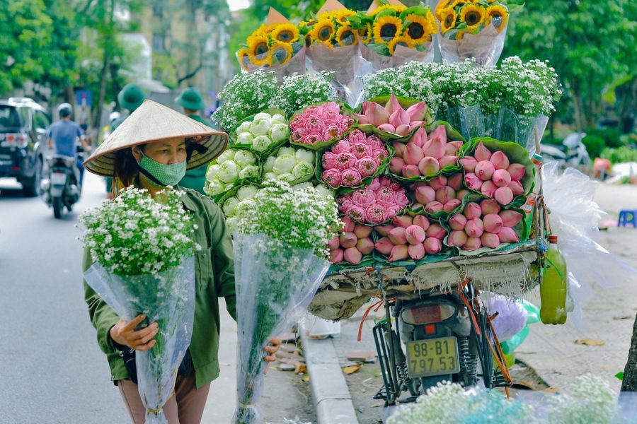 sell flower in Hanoi street