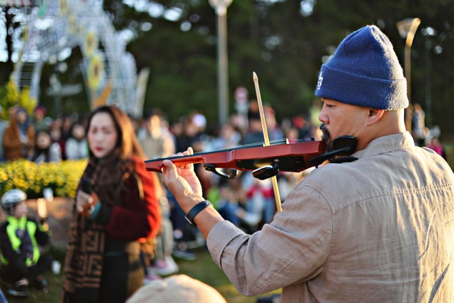 Join Street Music Performances By The Lake