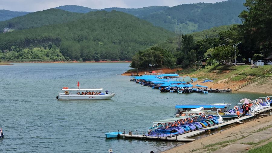 Take A Boat Trip Across Tuyen Lam Lake