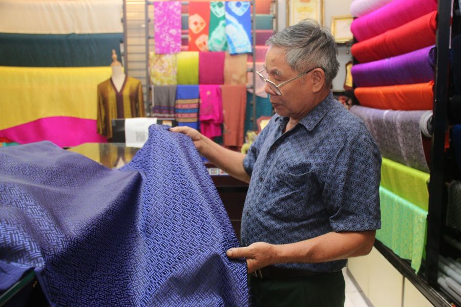 Van Phuc Silk Stalls