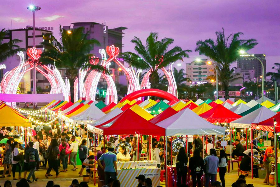 Son Tra Market at night