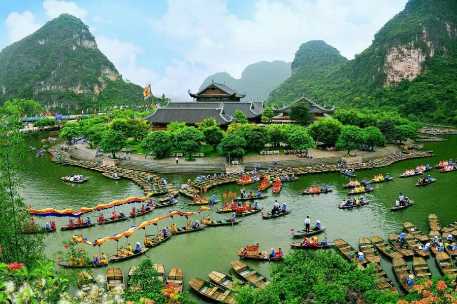 Take A Boat Cruise At Trang An in ninh binh