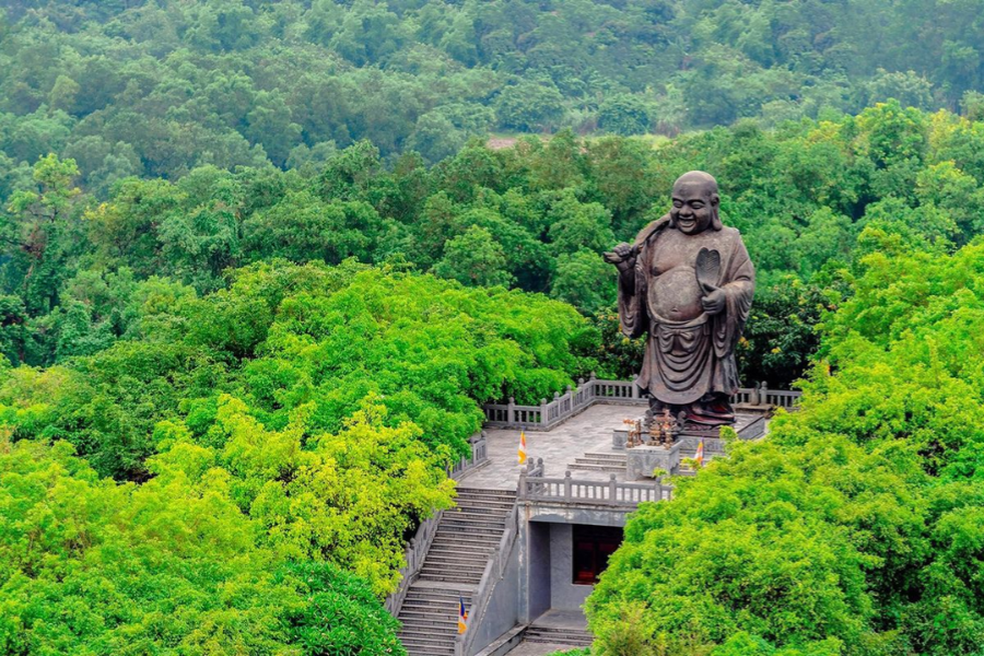 The Giant Bronze Buddha Statue in Bai Dinh Pagoda
