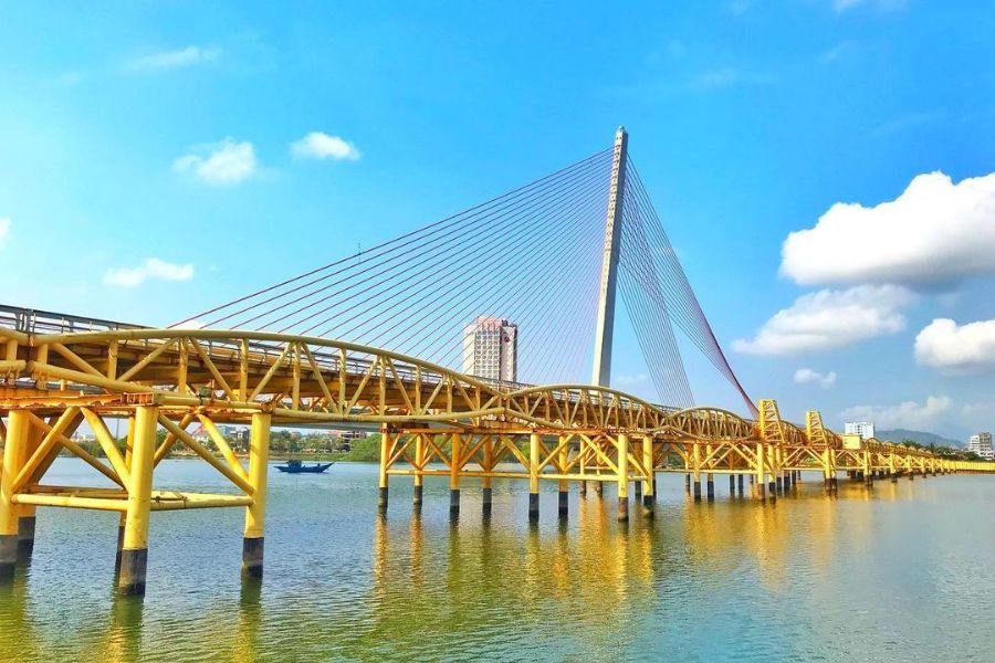 The Nguyen Van Troi Bridge was the first bridge across the Han River