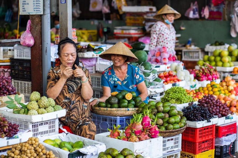 The Traditional Market Vibe in Con Market