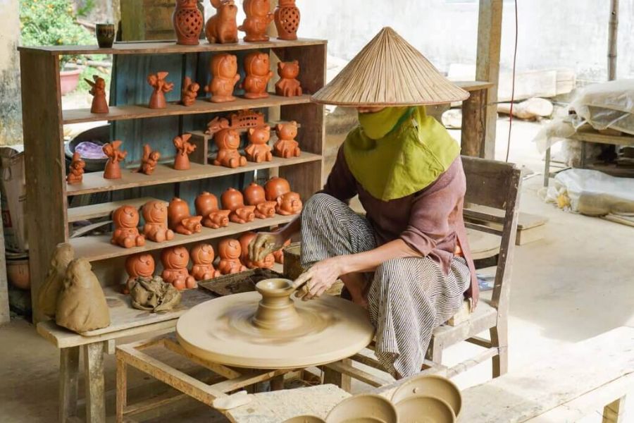 Traditional Pottery making in Thanh Ha Pottery Village (2)