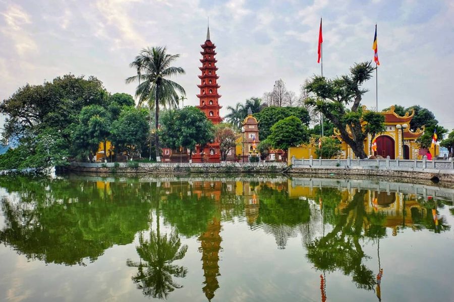 Tran Quoc Pagoda And West Lake in Hanoi