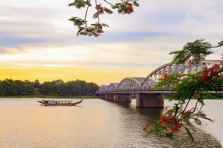Truong Tien Bridge overview