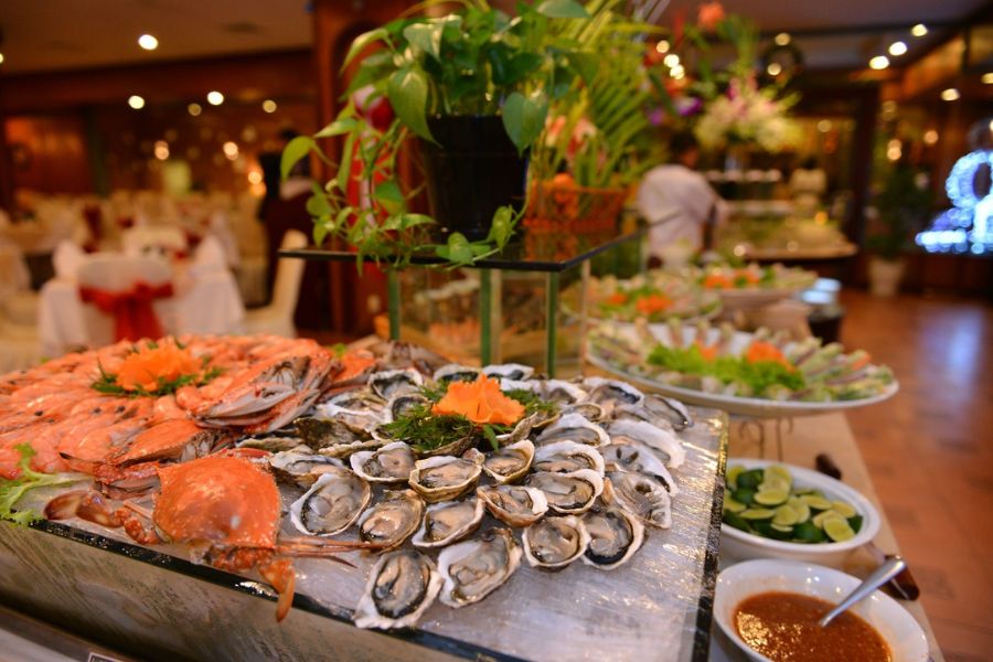 Try Delicious Fresh Seafood in halong bay