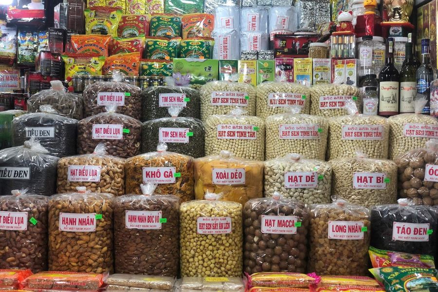 Try Local Food in dong ba market 