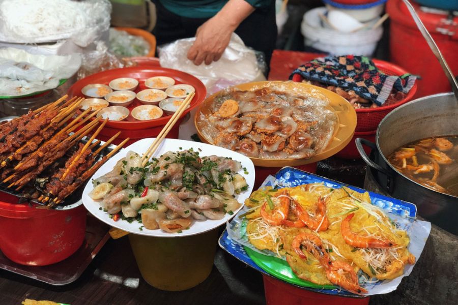 Try Local Food in dong ba market