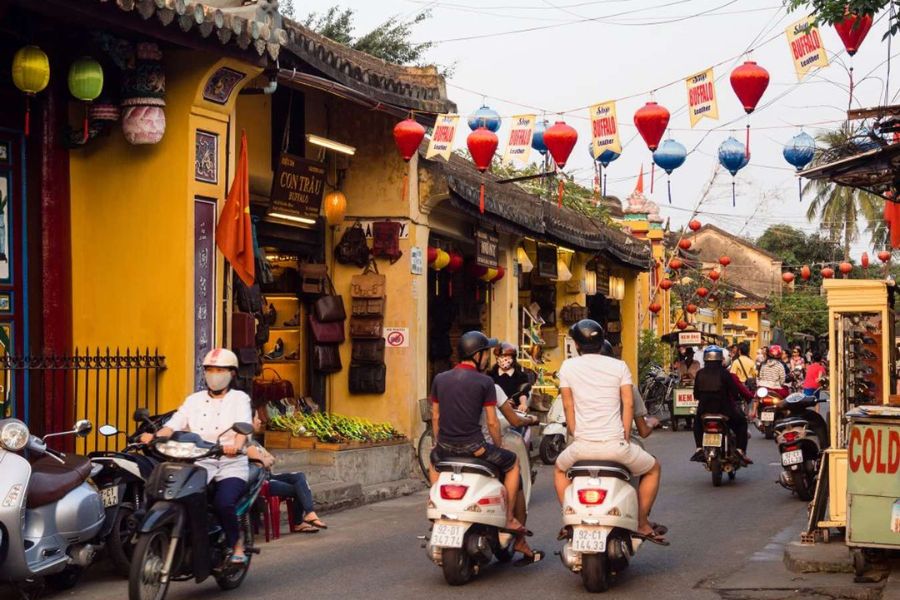 Visit Popular Market in hoi an