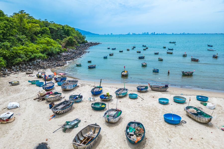 The best time to visit Nam O Beach is in the dry season