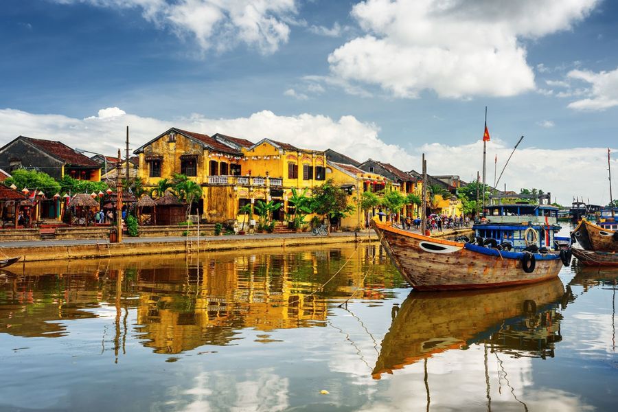 Walk To The Hoai River in hoi an