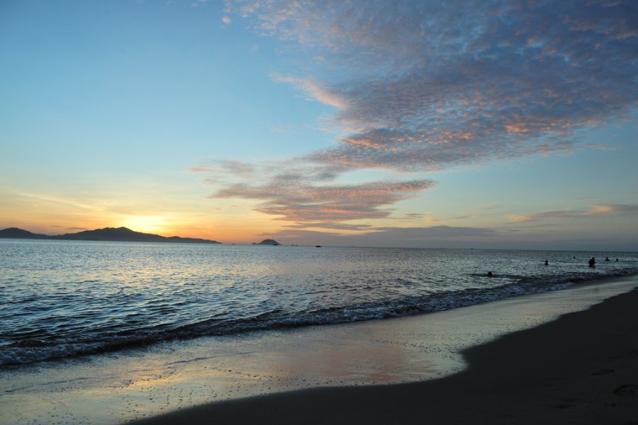 a peaceful morning of cua dai beach