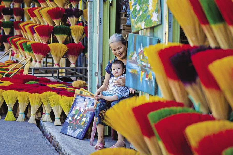 a picture of family in Thuy Xuan Incense Village