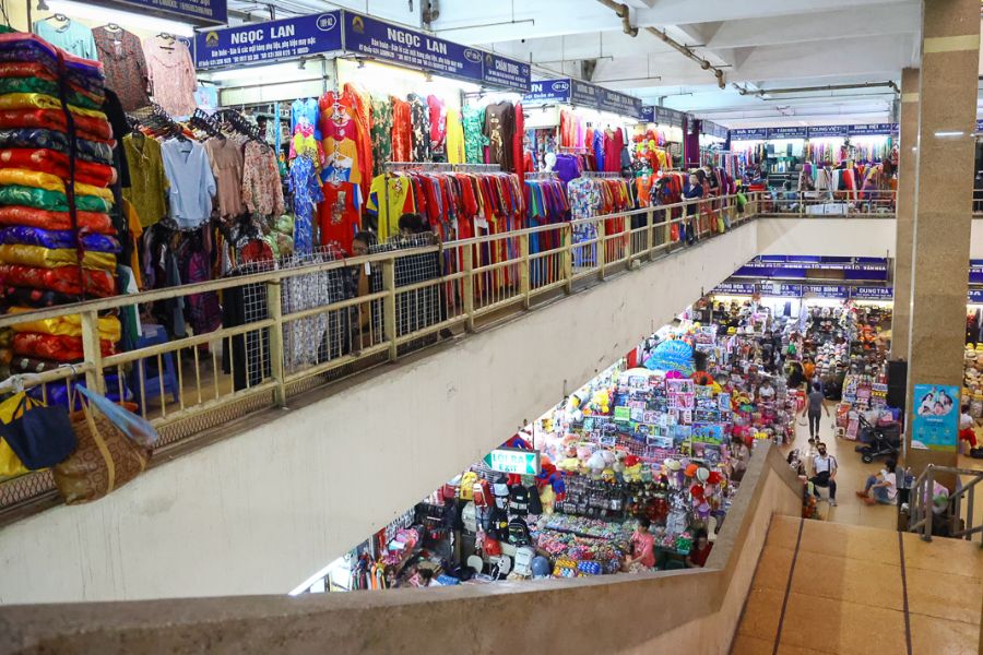 buy fashion items in dong xuan market hanoi (3)