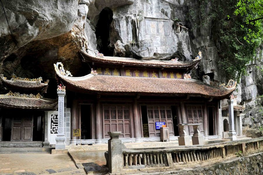 chua Thuong in Bich Dong Pagoda
