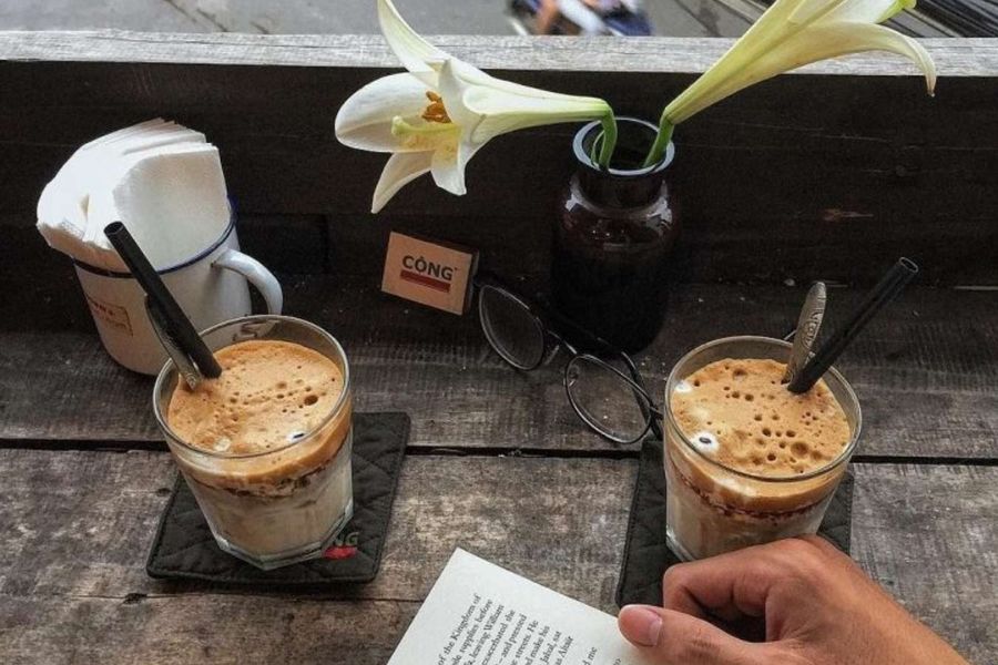 drink cafe in hanoi in winter