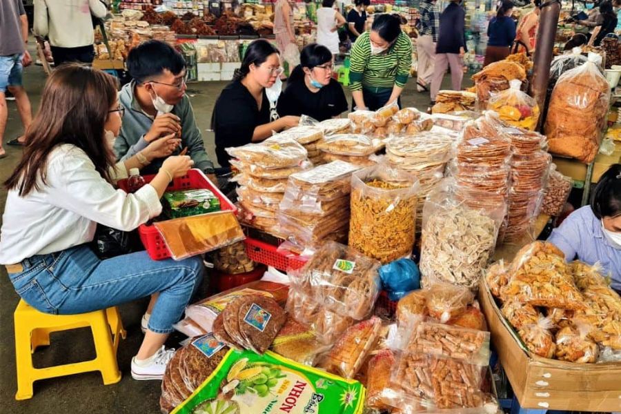 dry food and specialty aisle at Con Market