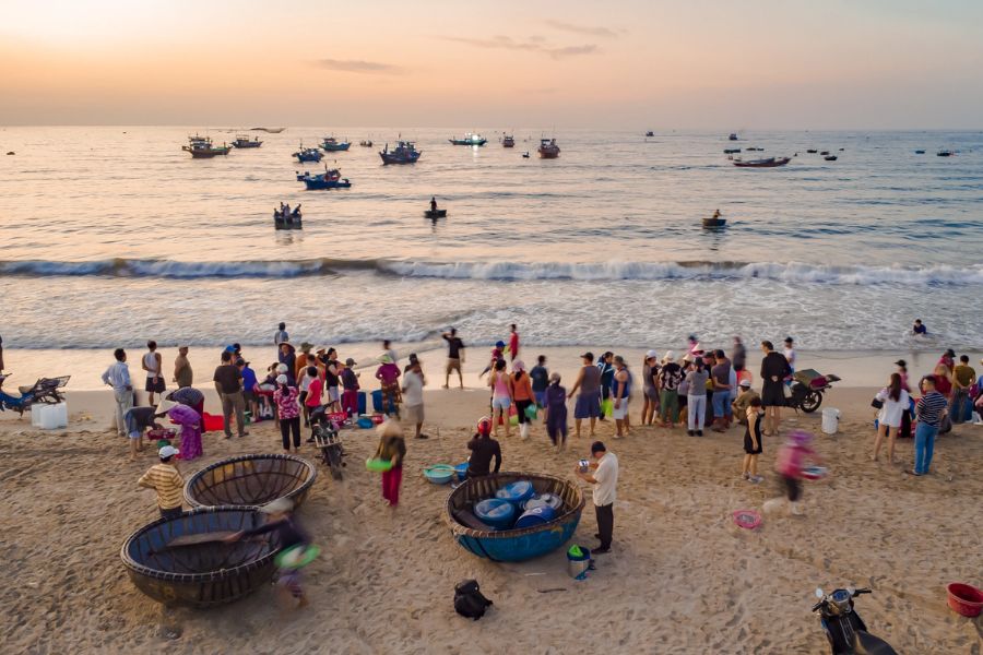 early fish market at Man Thai Beach