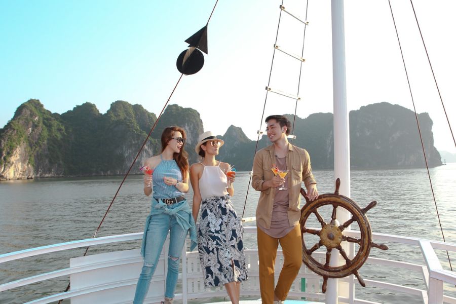 enjoy cocktaik on cruise in halong bay