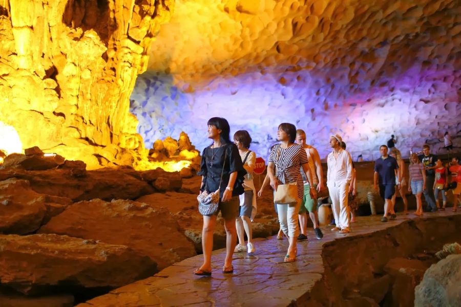 explore caves in Halong bay (3)