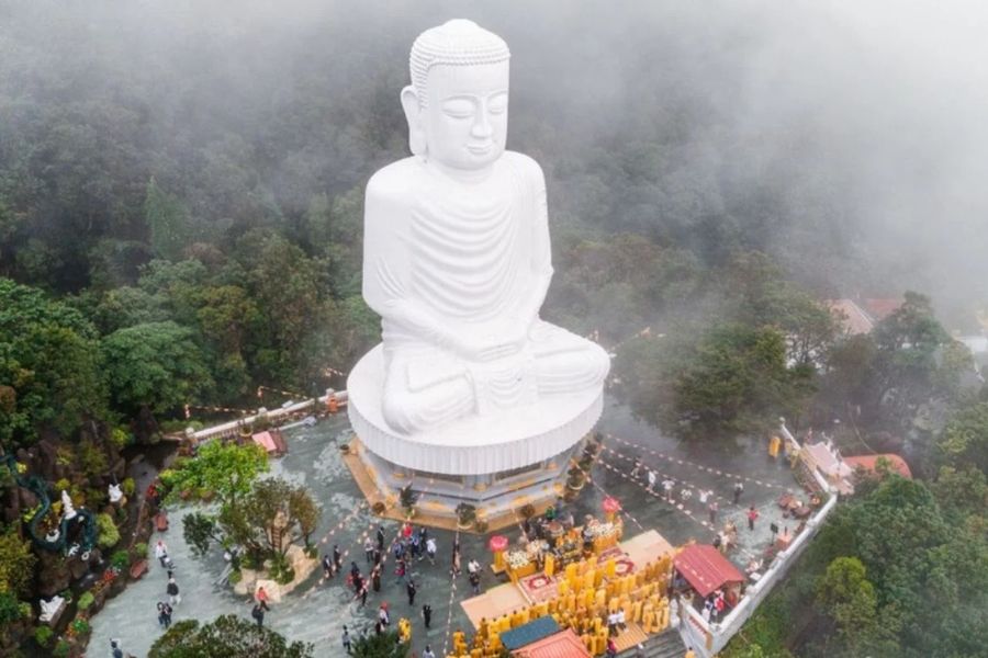 giant statue of Shakyamuni Buddha In Ba Na Hills